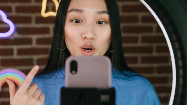 Ilustrasi live streaming. [Pexels]